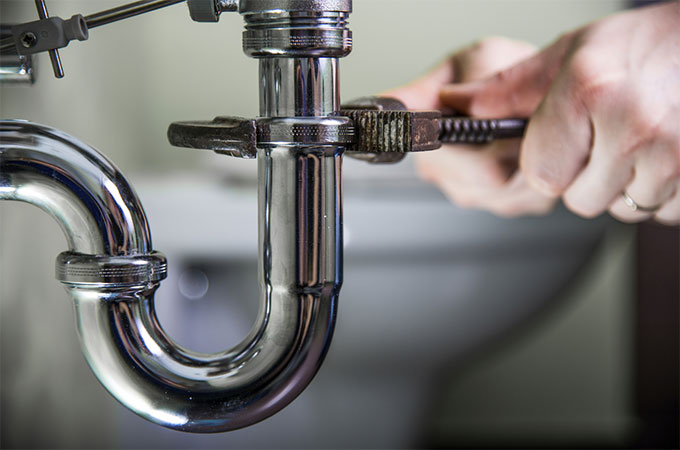 Comment éviter les arnaques et trouver un plombier efficace en urgence pour une fuite d’eau ?